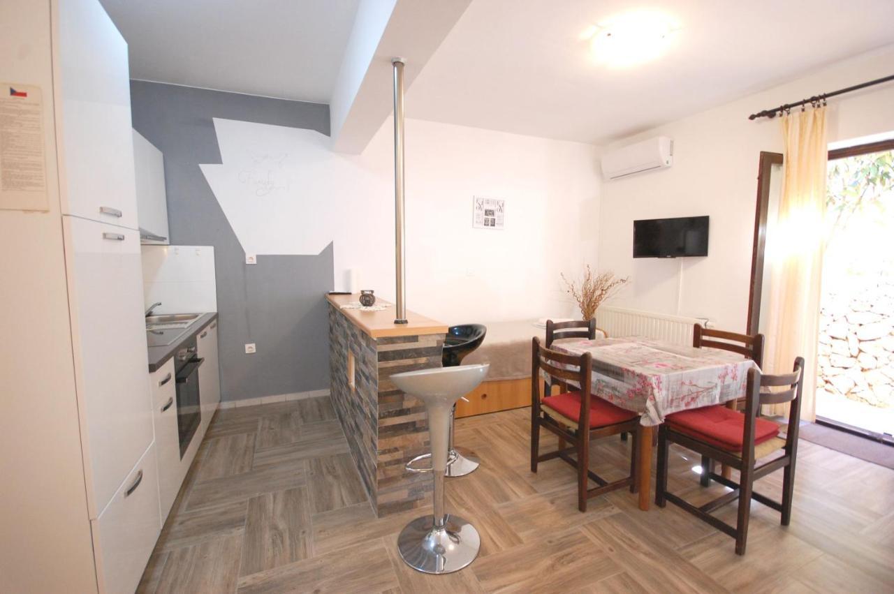 Apartments Snjezana By El-Pi Tours Нивице Екстериор снимка