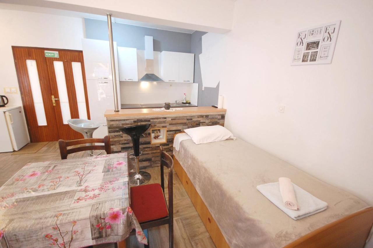 Apartments Snjezana By El-Pi Tours Нивице Екстериор снимка